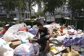 学生离校废品成山，儿子请假帮保洁母亲视频封面