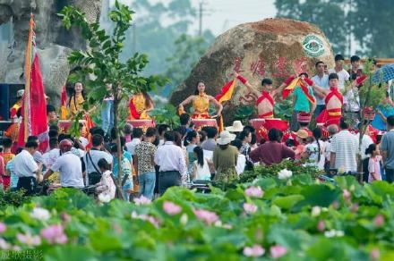 荷叶田田千点碧，藕花冉冉满城香