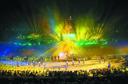 荷叶田田千点碧，藕花冉冉满城香