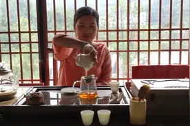 藏在深山的这个村庄，如今成电商“前沿阵地”视频封面