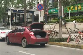 小车违停掀开后备箱盖能逃避处罚？交警：罚得更重图片