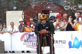 国际动力伞选手穿越天门洞 上演极限飞荡视频封面