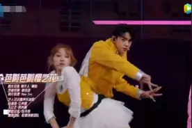 宋雨琦舞台表演出现失误，谁注意baby的行动？网友：活该你红图片