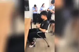 小伙骑车越线，还扬言：我就是为了闯红灯！后续笑疯了视频封面