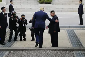 直击：金正恩与特朗普的三次握手视频封面