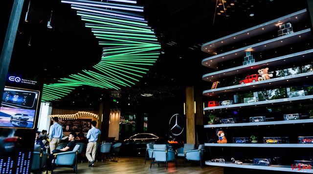 强！成都已落户世界500强企业301家 今年落户“首店”近500家