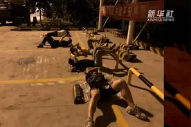 这群民警奔袭千里，席地而睡，只为不让市民再受“欺骗”视频封面