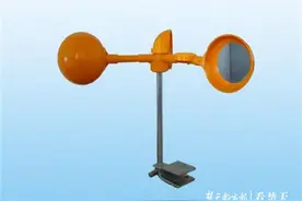 电线杆上咋有橘黄色小风车？它不是用来散热的，而是驱鸟神器图片