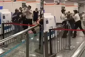 上海地铁安检员与乘客互殴，踹飞了鞋子视频封面