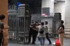 不让车进校，保安被大学老师连击4拳视频封面