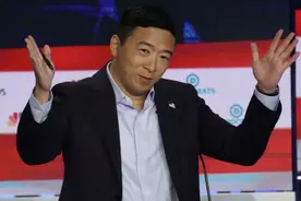 杨安泽首轮辩论发言最少不打领带惹眼球，透露已达筹款要求将继续激辩视频封面