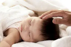 新生儿不睡觉怎么办 新生儿睡不踏实的危害图片