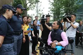 意大利警察在沪巡逻，路遇老乡赞美食视频封面