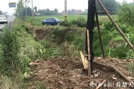 轿车失控飞越20多米宽深沟，司机：“鬼门关走了一遭！”图片