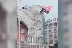 河北刮8级大风 邢台一高楼屋顶被掀翻视频封面