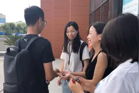 班长送全班女生每人一支口红：打工赚的钱视频封面