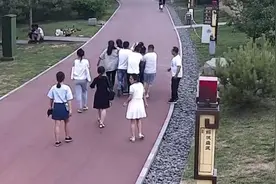 孕妇羊水破裂，市民用手搭担架抬200米视频封面