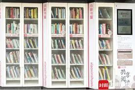 成都街头“小新书屋”不见踪影，市民无处还书99元押金只剩15元，共享图书要凉凉？视频封面