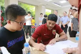 上港队长胡尔克今天为啥跑来这个窗口？快来了解一个爱心故事图片