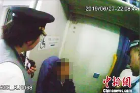 乌鲁木齐开往福州列车现醉酒霸座男 自称“外国人”图片
