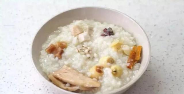 汗管角化不痛不痒吗