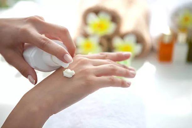 汗管角化不痛不痒吗