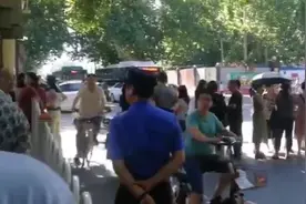 英语听力家长堵路防噪音，路人喊考不上视频封面