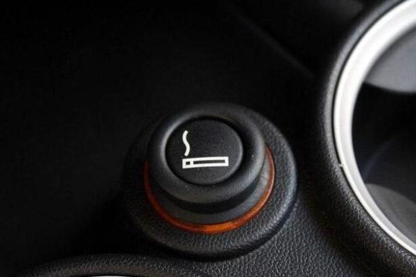 开车不能抽烟，为啥车上还有点烟器？这几个用途你应该了解