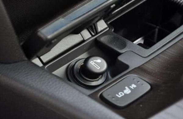 开车不能抽烟，为啥车上还有点烟器？这几个用途你应该了解