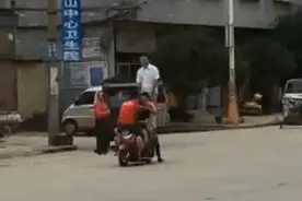 不要命？广西一电动摩托车坐了6人，车前车后挂满人图片