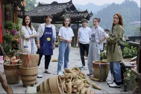 魏大勋发现黄磊脚上绑红绳，熊梓淇听到原因的反应，黄磊扎心了图片
