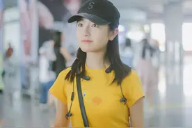 黄颜色T恤火了，关晓彤也赶时髦，黄色T恤搭不规则短裙好潮图片