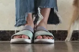 女孩穿破洞牛仔裤，外婆拉住不许出门视频封面