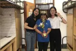 杭州一大学宿管阿姨走进一个女生宿舍，一阵激动！还有一张小纸条，差点哭了图片