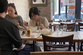 巩俐巴黎素颜吃过桥米线，粉丝催新片：说好的女排呢？图片