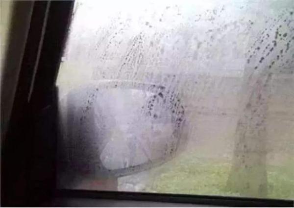 下雨天玻璃起雾怎么办