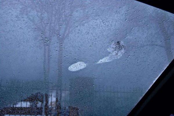 下雨天玻璃起雾怎么办