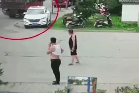 女子自导自演史诗级碰瓷：抬自行车卡死货车，自己躺进车底图片