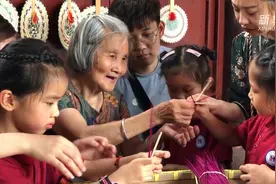 小暑时节编草扇 亲子动手乐融融视频封面