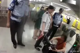 不满开包检查，大妈用发胶喷伤地铁安检员眼睛被拘10天视频封面