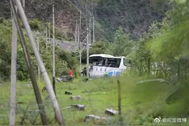 四川松潘一客车被飞石击中 8名遇难者名单公布 最小遇难者仅12岁视频封面