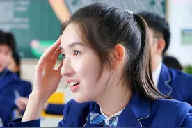 《少年派》里邓小琪的扮演者原来已经22岁，剧中高傲，戏外也很牛图片