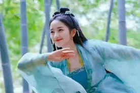 鞠婧祎剧组拍戏，肖燕带着奶茶零食去探班，俩闺蜜合照也太甜了图片