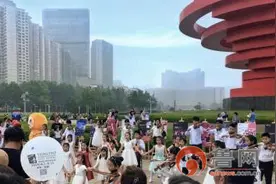 青岛海洋国际音乐季“海洋之音·城市之心”音乐体验快闪五四广场奏响青春之歌图片