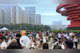 青岛海洋国际音乐季"海洋之音·城市之心"音乐体验快闪五四广场奏响青春之歌图片