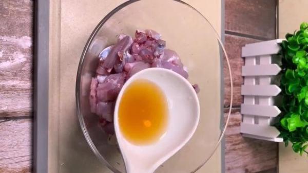 爆炒牛蛙，饭店厨师来教你，肉质鲜嫩香辣入味，做法简单易上手
