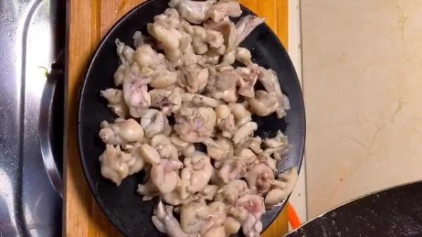 爆炒牛蛙，饭店厨师来教你，肉质鲜嫩香辣入味，做法简单易上手