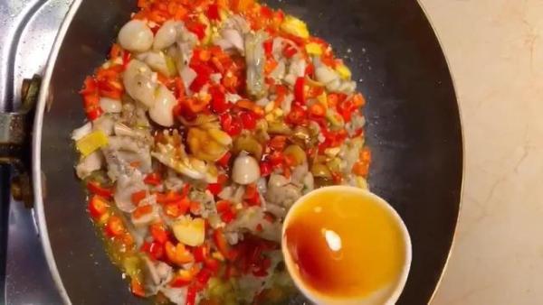 爆炒牛蛙，饭店厨师来教你，肉质鲜嫩香辣入味，做法简单易上手