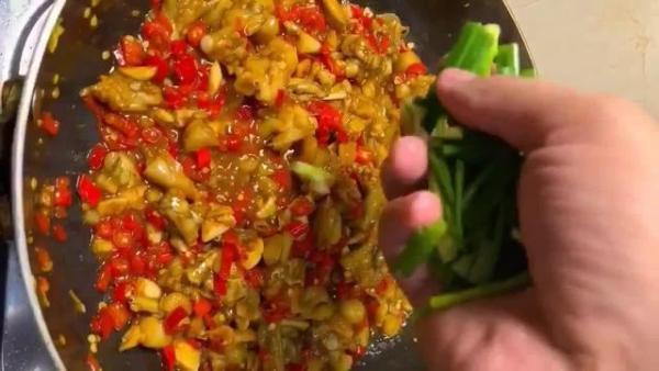 爆炒牛蛙，饭店厨师来教你，肉质鲜嫩香辣入味，做法简单易上手