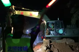 武警官兵连夜奋战 湘江河堤将军村段已合龙视频封面